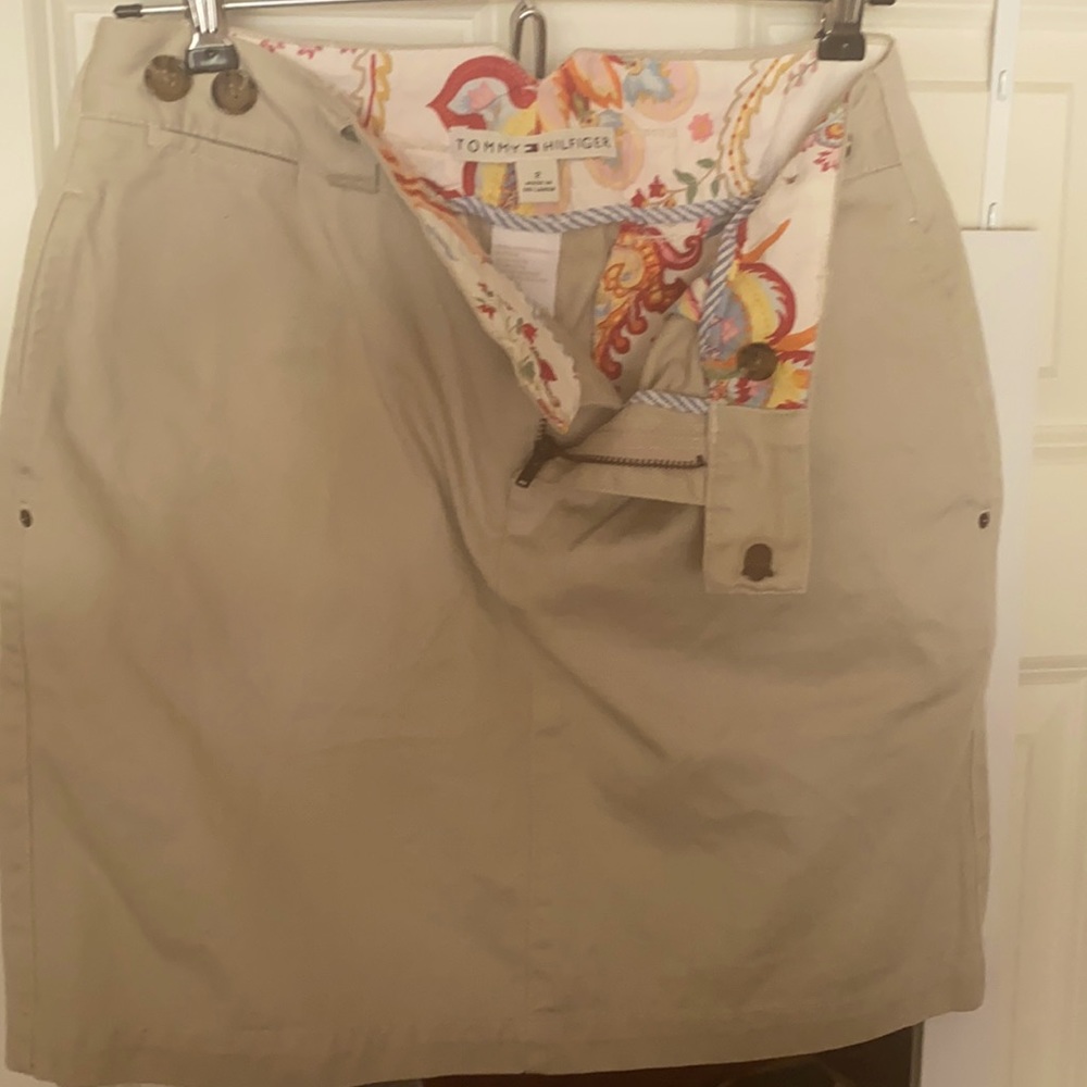 Tommy Hilfiger sz 2 khaki skirt, colorful lining.